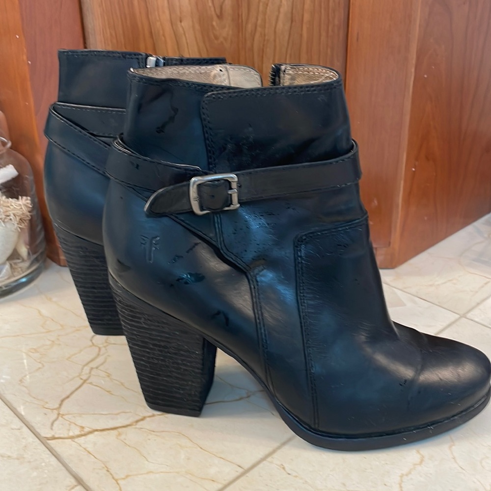 Frye Pattie BlackLeather Belt Cute Ankle Booties